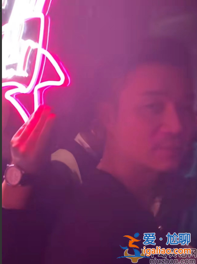 曝小S老公許雅鈞現(xiàn)身夜店 與諸多美女勾肩搭背 舉止親密十分曖昧