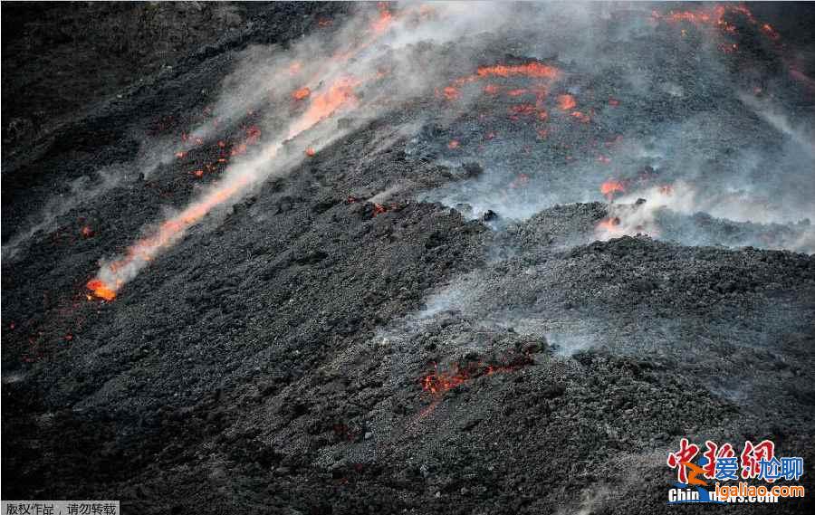 【觀看火山爆發(fā)】意大利斯特龍博利火山噴發(fā)吸引游客近距離觀看？