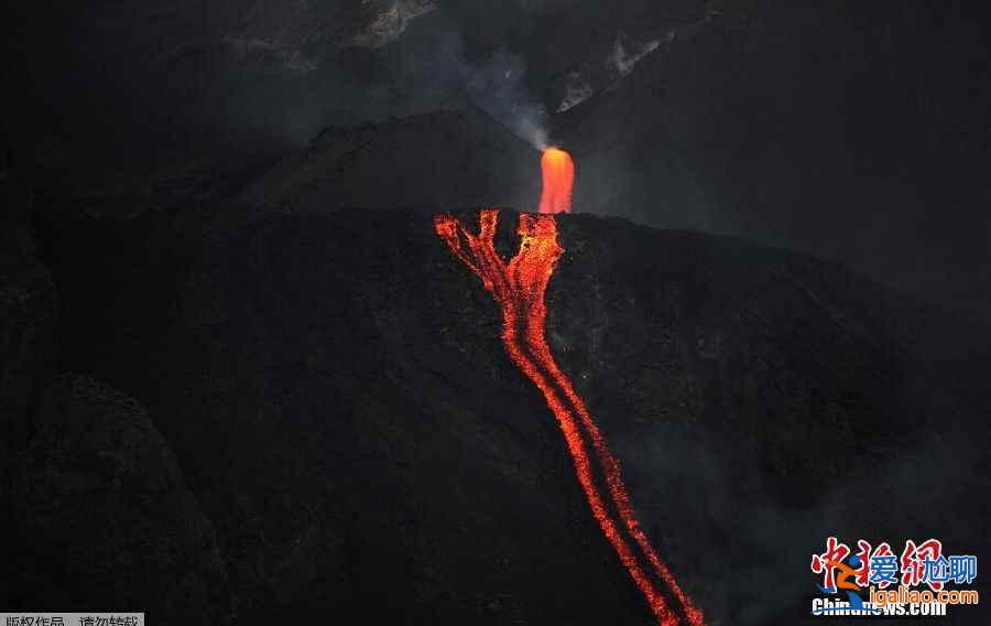 【觀看火山爆發(fā)】意大利斯特龍博利火山噴發(fā)吸引游客近距離觀看？