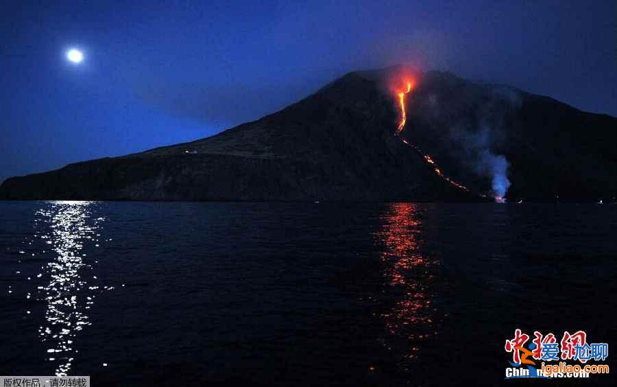 【觀看火山爆發(fā)】意大利斯特龍博利火山噴發(fā)吸引游客近距離觀看？