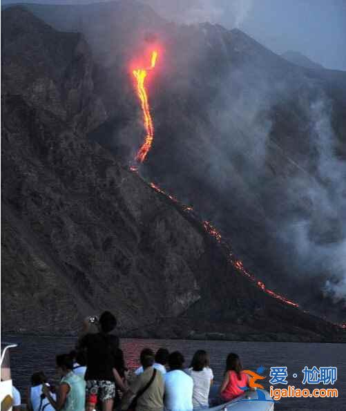 【觀看火山爆發(fā)】意大利斯特龍博利火山噴發(fā)吸引游客近距離觀看？