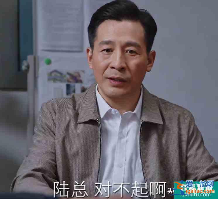 《親愛的自己》最滑稽一幕，上級層層甩鍋，公司只有實習生干實事？