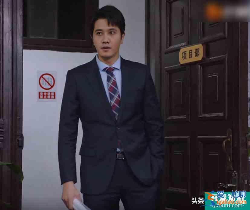 《親愛的自己》最滑稽一幕，上級層層甩鍋，公司只有實習生干實事？