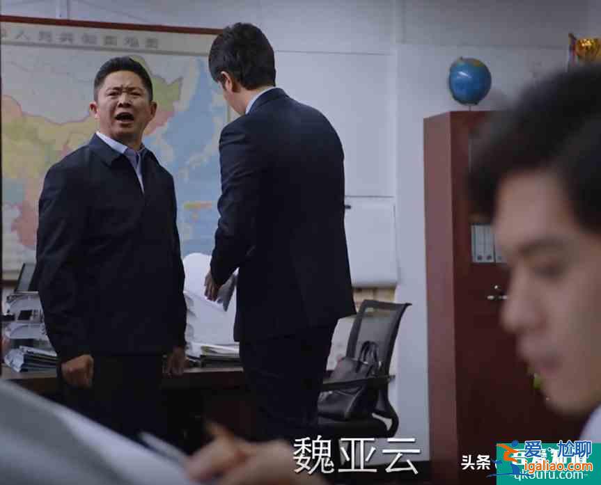 《親愛的自己》最滑稽一幕，上級層層甩鍋，公司只有實習生干實事？
