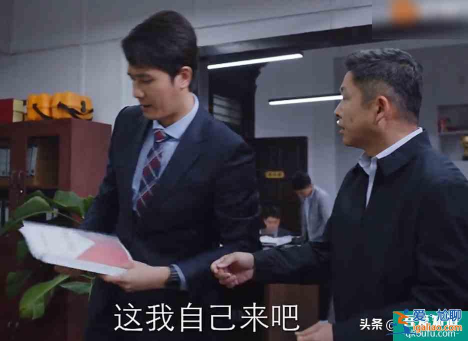 《親愛的自己》最滑稽一幕，上級層層甩鍋，公司只有實習生干實事？