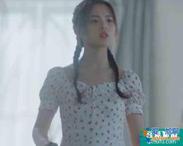 仲夏滿天心：洛天然牽哈士奇，誰注意狗狗蹲的位置，忘了有鏡頭？
