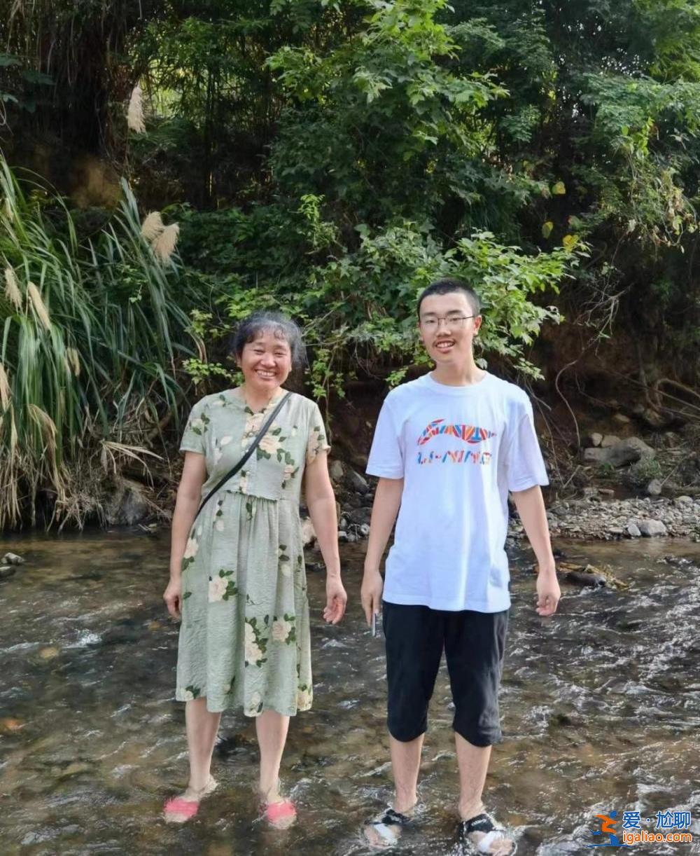 被焦灼、無解、謠言裹挾的雙親？