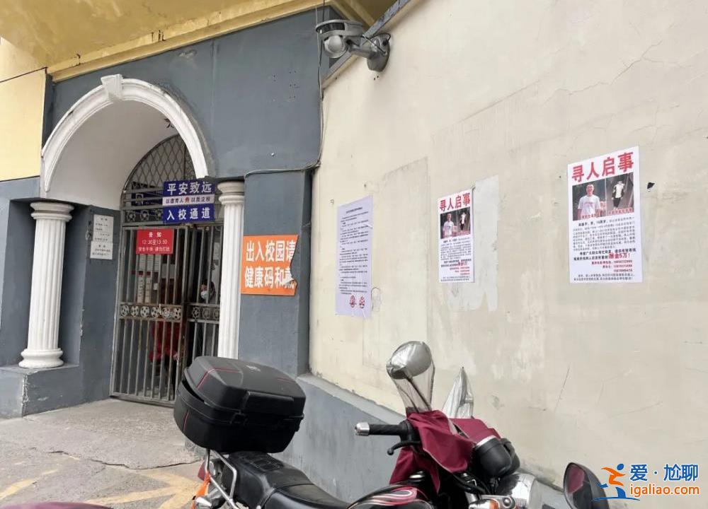 被焦灼、無解、謠言裹挾的雙親？