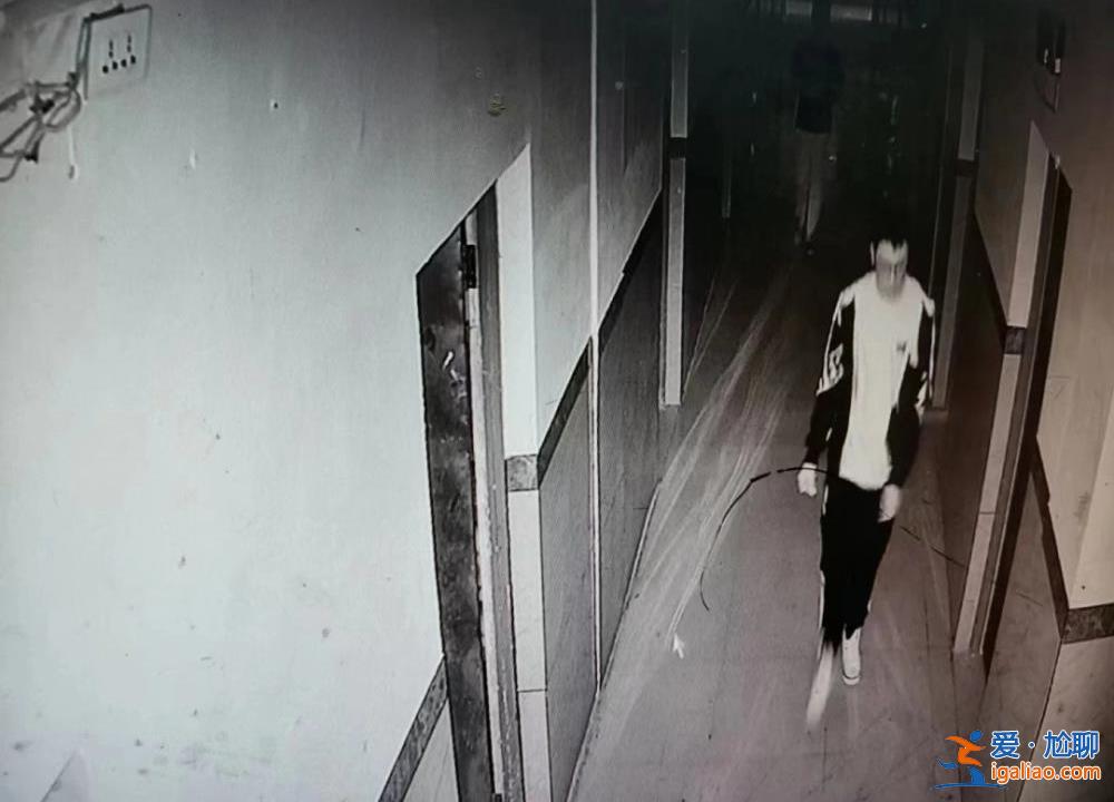 被焦灼、無解、謠言裹挾的雙親？