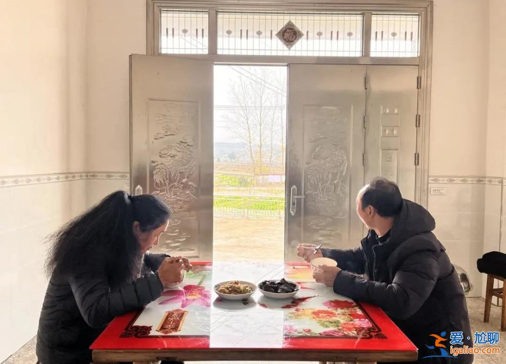 被焦灼、無解、謠言裹挾的雙親？