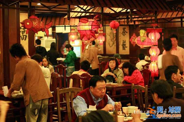 南京美食街在哪里，南京哪里有好吃的小吃？