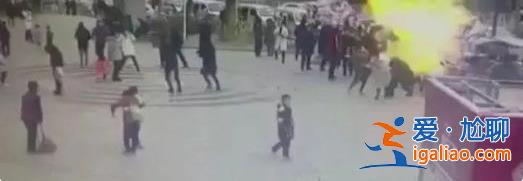 女童拿氣球烤火，突然爆炸燎起巨大火光[大火光]？