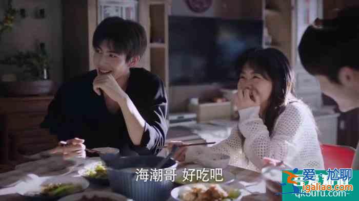 《以家人之名》凌爸看到紅英給李爸喂餃子吃醋了，爸爸互動太精彩？