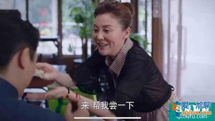《以家人之名》凌爸看到紅英給李爸喂餃子吃醋了，爸爸互動太精彩？