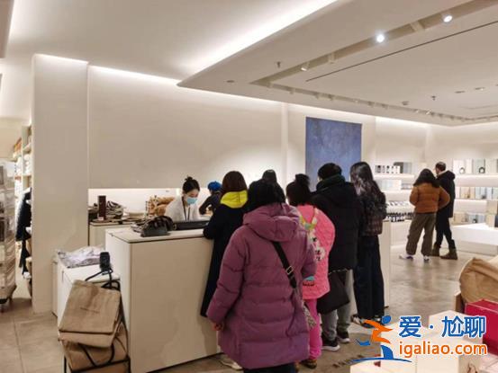 餐館等位椅上坐滿了人 出京冰雪游數(shù)據(jù)暴漲？