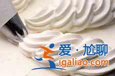 蛋糕上的奶油怎么做？