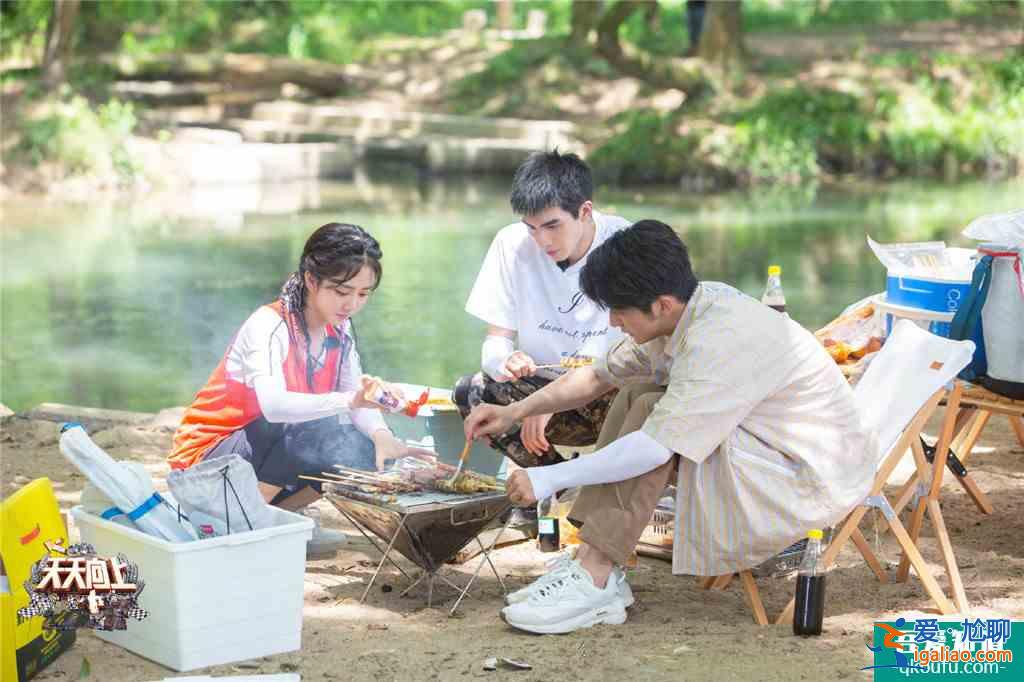 《以家人之名》三兄妹戲中親密戲外不聯(lián)系？塑料友情不該隨便定義？