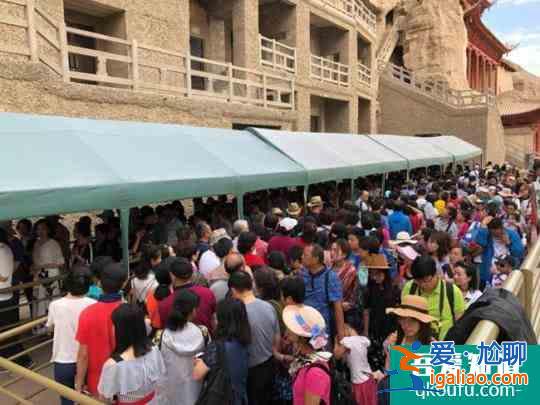甘肅敦煌旅游持續(xù)“井噴” 游客人數(shù)達(dá)歷史新高峰？