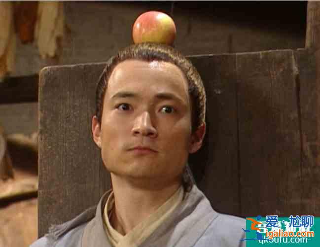 白色月光：呂秀才“偷親”40歲宋佳，嫌棄到表情失控，連翻白眼？