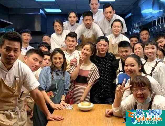 霍建華夫婦慶四周年 兩人對鏡露出甜蜜笑容幸福滿滿？