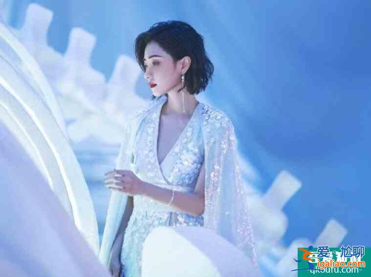 萬茜穿亮片深v長裙 妝容精致顏值高畫面養(yǎng)眼？