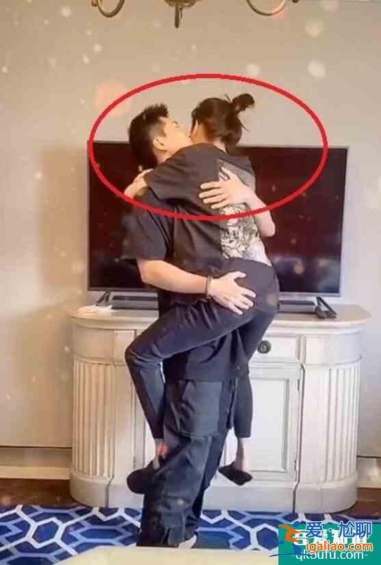 竇驍何超蓮反手抱 兩人互動(dòng)甜蜜幸福大撒狗糧？