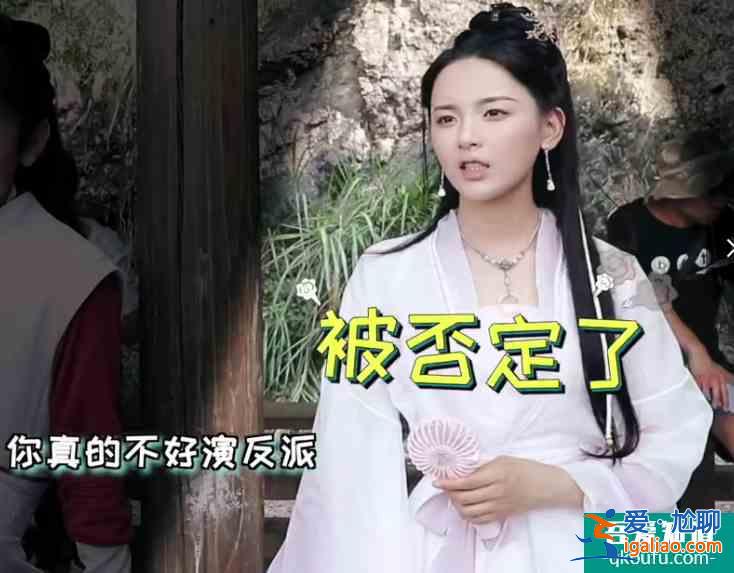 且聽(tīng)鳳鳴：楊超越和徐開騁躺床上，兩人的反應(yīng)太有趣，入戲太深？？