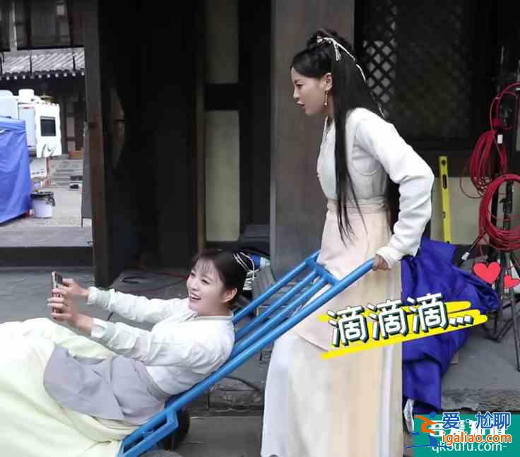 且聽(tīng)鳳鳴：楊超越和徐開騁躺床上，兩人的反應(yīng)太有趣，入戲太深？？