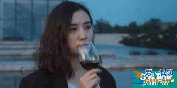 《白色月光》中的宋佳，無需炸裂的演技，舉手投足全是壓抑？