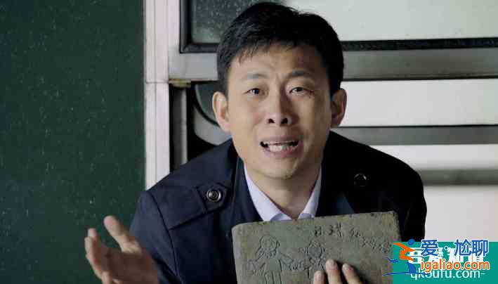 《白色月光》中的宋佳，無需炸裂的演技，舉手投足全是壓抑？
