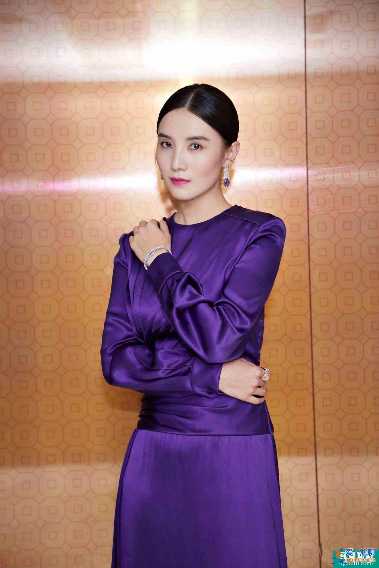 宋佳不愧是《白色月光》女強人，穿紫色連衣長裙，氣場高級裝不來？