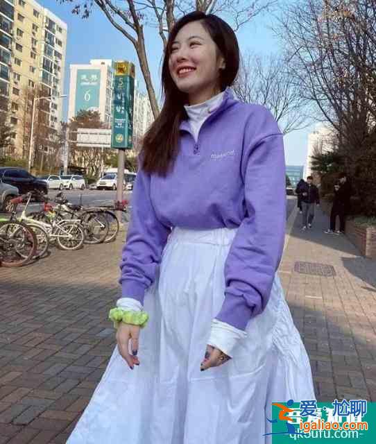 宋佳不愧是《白色月光》女強人，穿紫色連衣長裙，氣場高級裝不來？