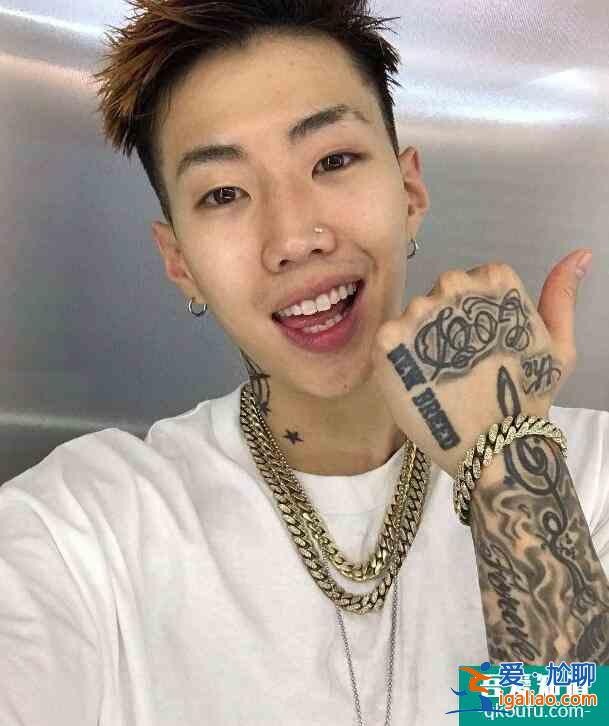 樸宰范中文rap 網(wǎng)友直呼：還是唱韓語(yǔ)或者英文吧？