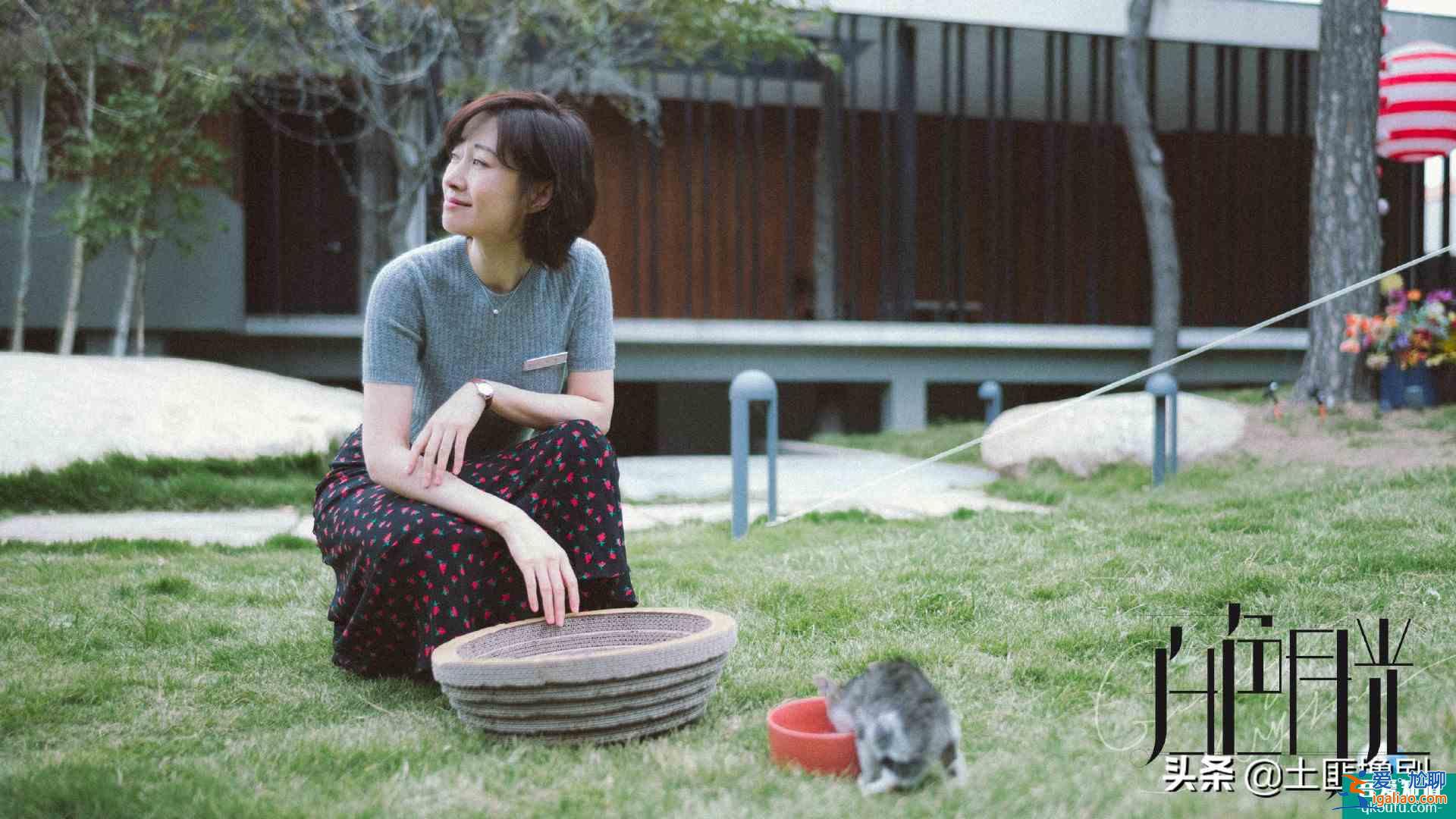 白色月光披著懸疑外衣演女性成長，用力情緒化，再強(qiáng)行歸于體面？