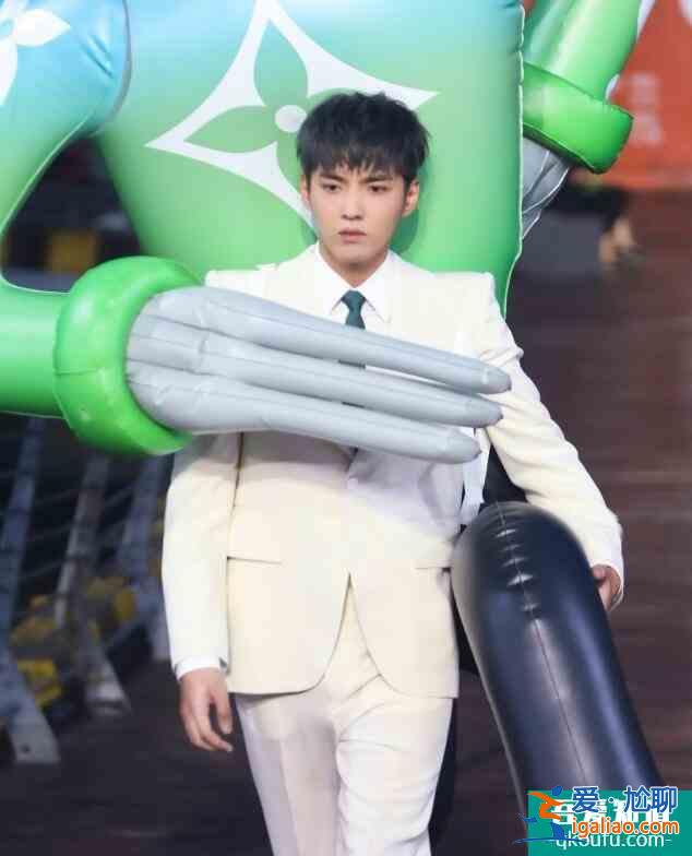 吳亦凡背玩偶走秀 穿聳肩白色西服套裝帥氣呆萌？