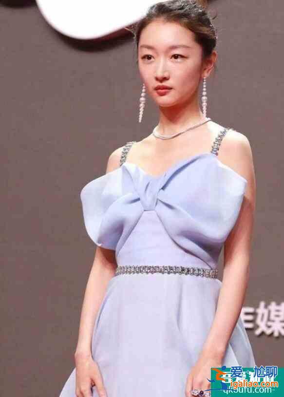 曝周冬雨baby不和 兩人同臺(tái)周冬雨笑容欠佳擺黑臉？