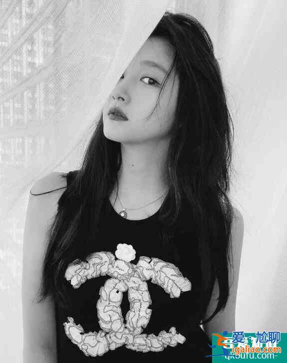 關(guān)曉彤秀腹肌 眼神凌厲高貴冷艷美人感盡顯？