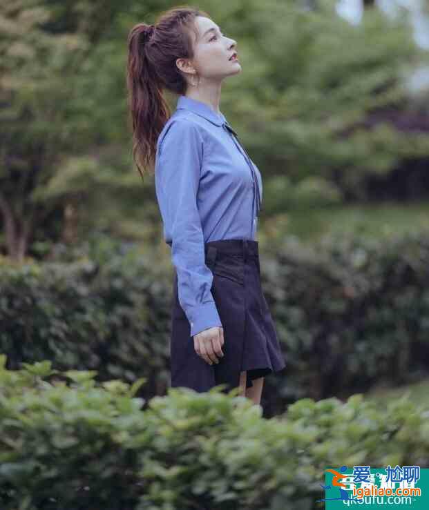 吳昕校服風清新寫真 青春活力少女感滿滿？