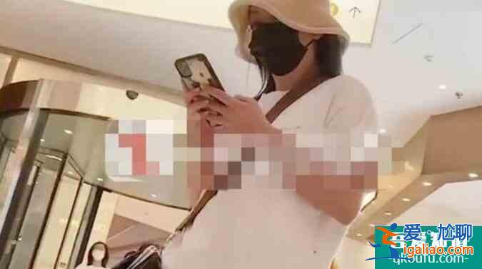 44歲趙薇獨自逛商場 打扮十分樸素低調(diào)沒有架子？