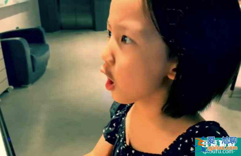 黃磊小女兒唱詠嘆調(diào) 坐在鋼琴前彈唱相當(dāng)投入？