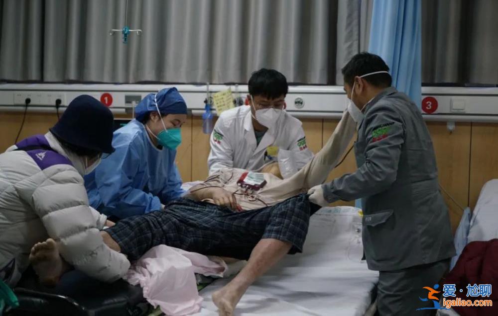 急診人滿為患 醫(yī)護(hù)帶病救人 “一個(gè)干倒再上來(lái)一個(gè)”？