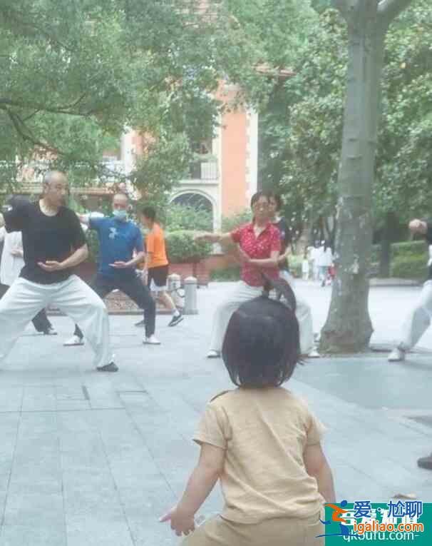 張歆藝曬兒子馬步照 展開手掌有樣學(xué)樣畫面逗趣？