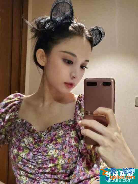 娜扎久違曬自拍美照 大方秀出纖細(xì)鎖骨性感迷人？