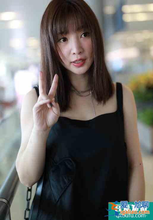 柳巖梳齊肩發(fā)似少女 對鏡比耶甜笑心情好？