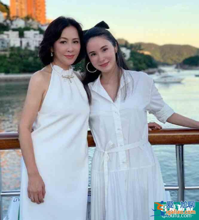 劉嘉玲曬美照狀態(tài)好 戴墨鏡穿白裙御姐風(fēng)滿滿？