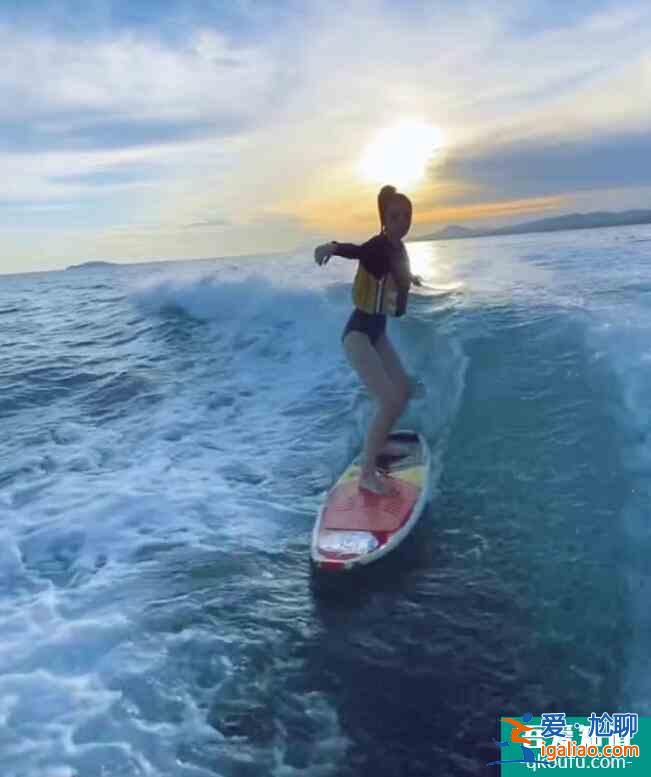 baby曬沖浪視頻 伸開雙臂馳騁海浪之上又颯又美？