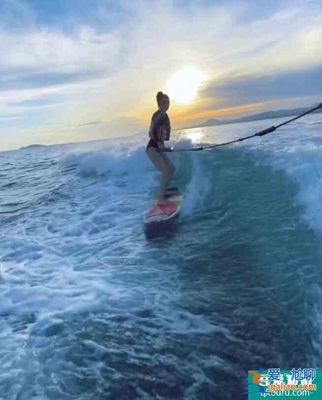 baby曬沖浪視頻 伸開雙臂馳騁海浪之上又颯又美？