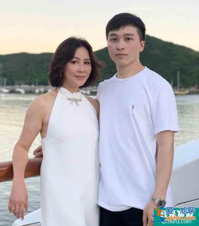 劉嘉玲曬美照狀態(tài)好 戴墨鏡穿白裙御姐風(fēng)滿滿？