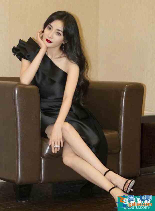楊冪穿黑裙配紅唇 大秀香肩美腿性感火辣十足？