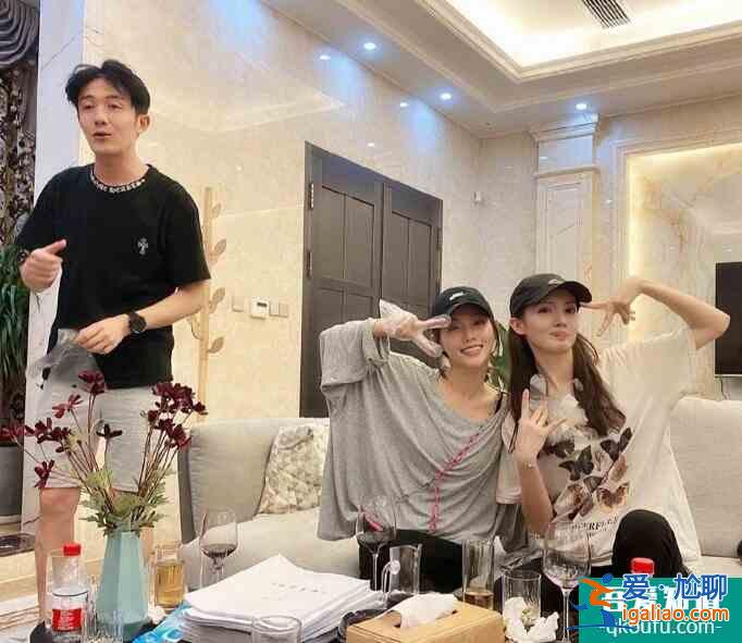 于正曬出深夜聚會(huì)照 張嘉倪金晨等藝人同框超養(yǎng)眼？